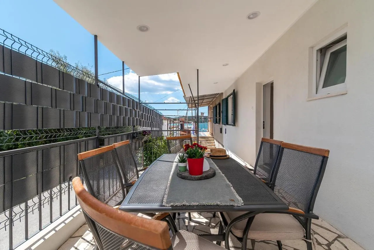 Apartment Radic-Perfect Location For Summer Activities Trogir