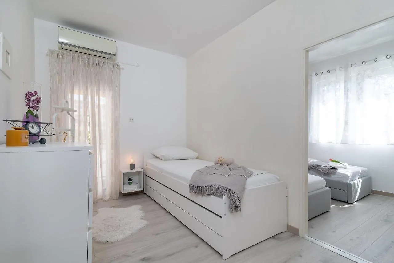 Apartment Radic-Perfect Location For Summer Activities Trogir