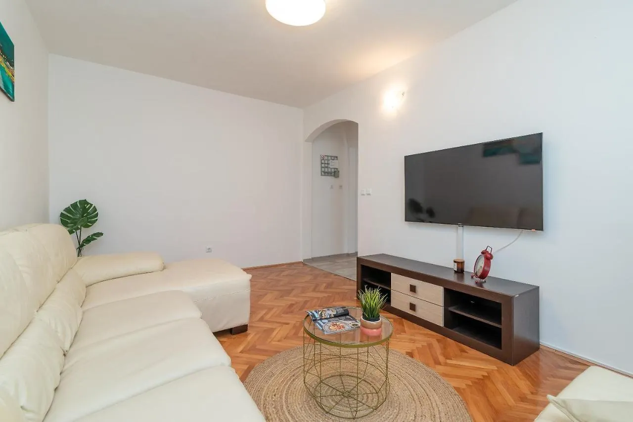 Apartment Radic-Perfect Location For Summer Activities Trogir